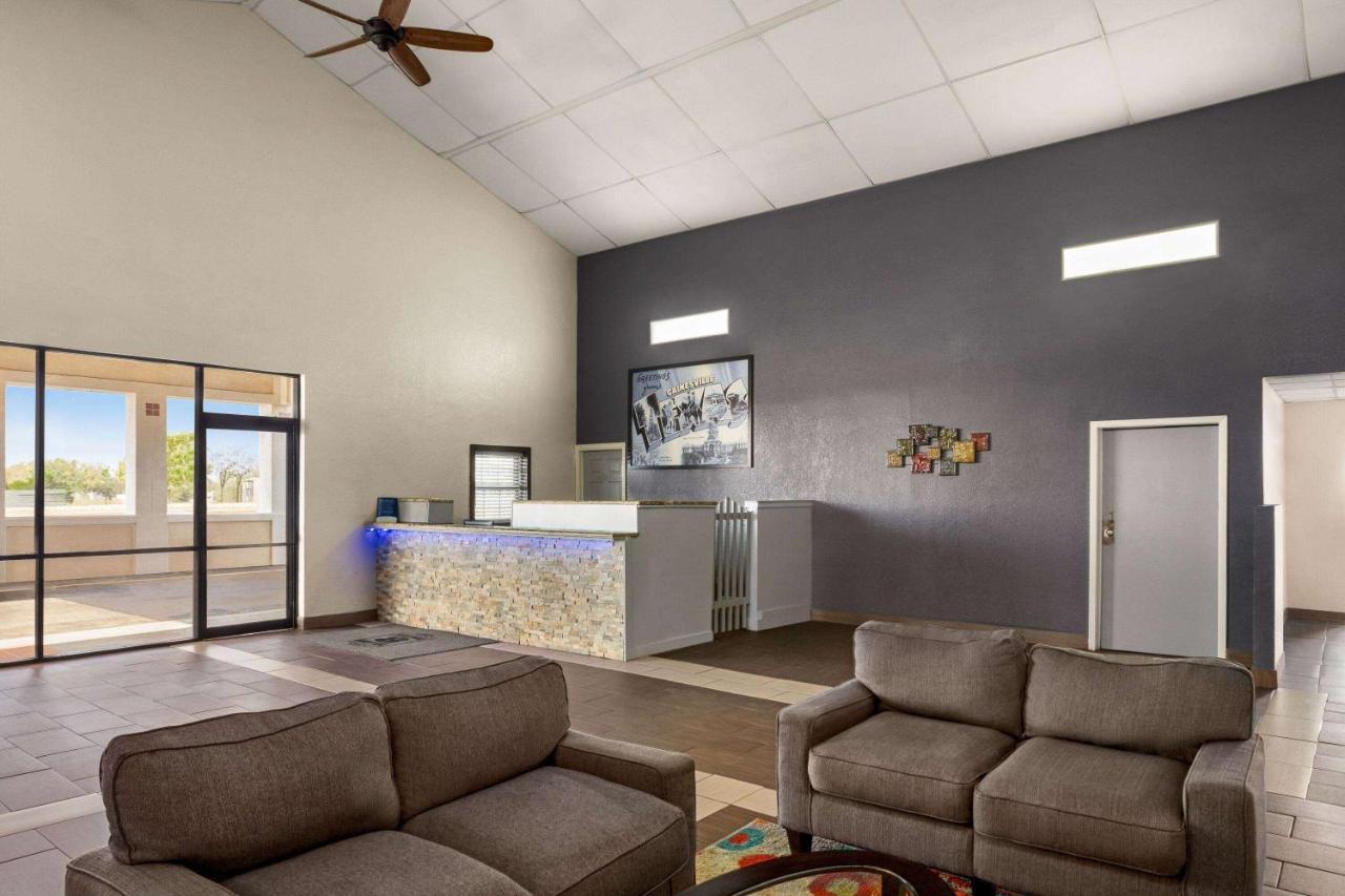 Super 8 By Wyndham Gainesville Tx Εξωτερικό φωτογραφία
